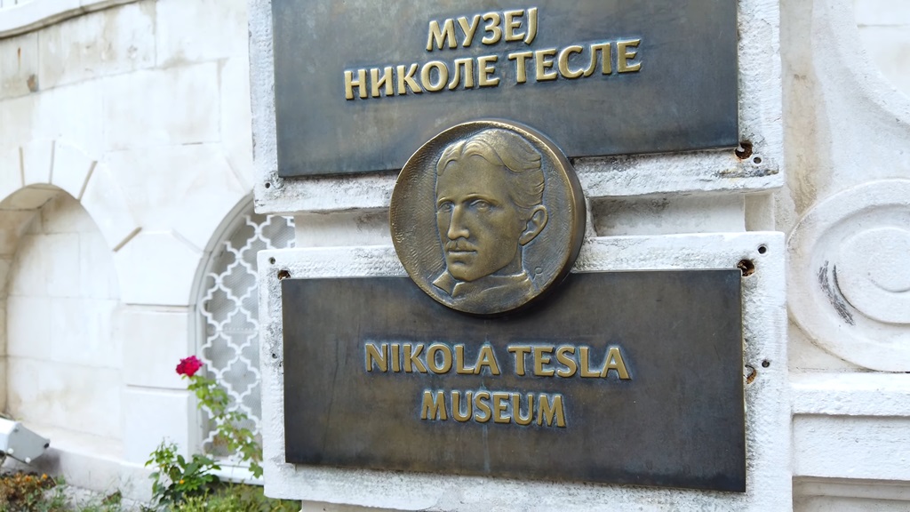 Tabla na ulazu u Muzej Nikole Tesle