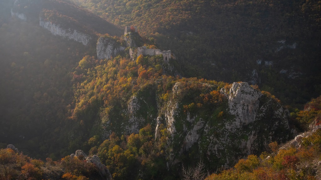 Pogled na tvrđavu Sokograd u okolini Sokobanje