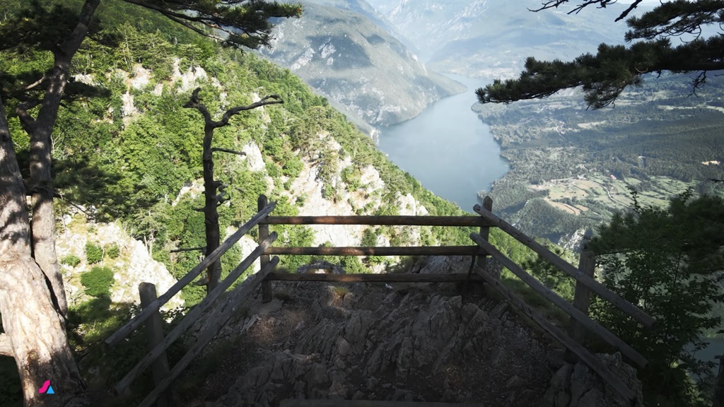 Pogled sa vidikovca Banjska stena na Tari