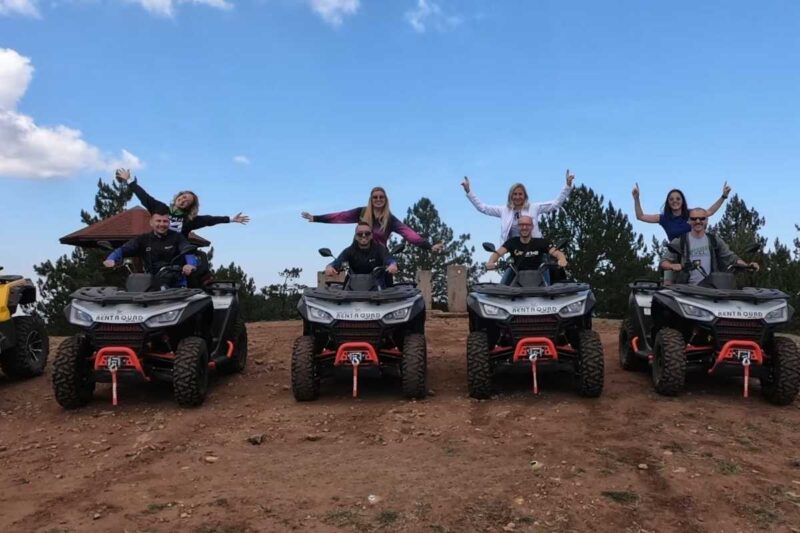 Tim učesnika na kvadovima tokom outdoor teambuilding aktivnosti na Divčibarama