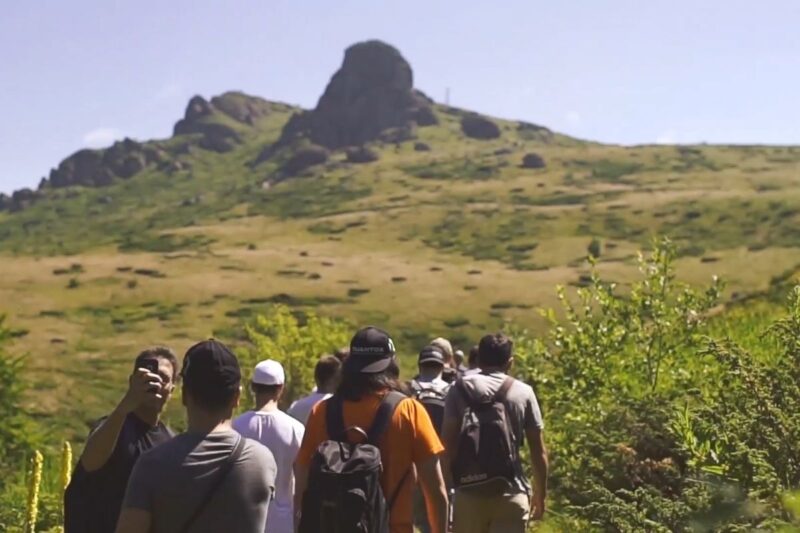 Grupa učesnika na planinarskoj turi na Staroj planini tokom timbilding aktivnosti