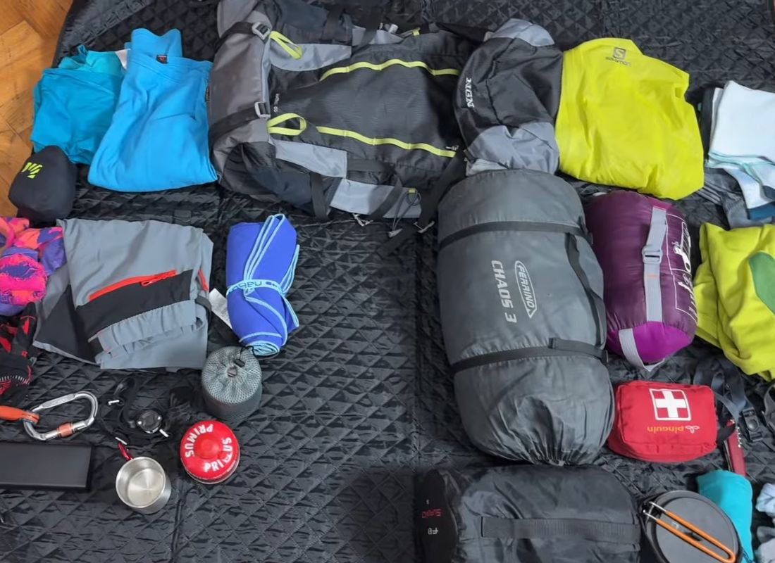 prikaz osnovne opreme za planinarenje na podu