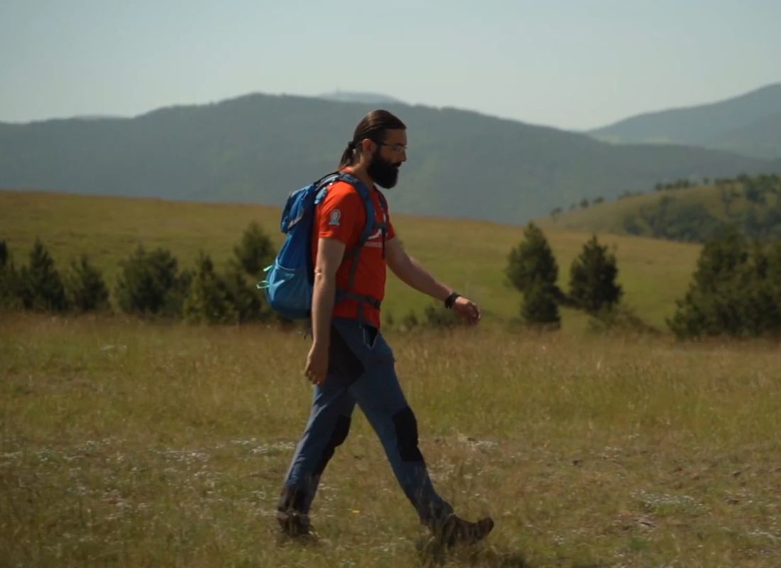 momak šeta po pešačkoj i planinarskoj stazi u srbiji