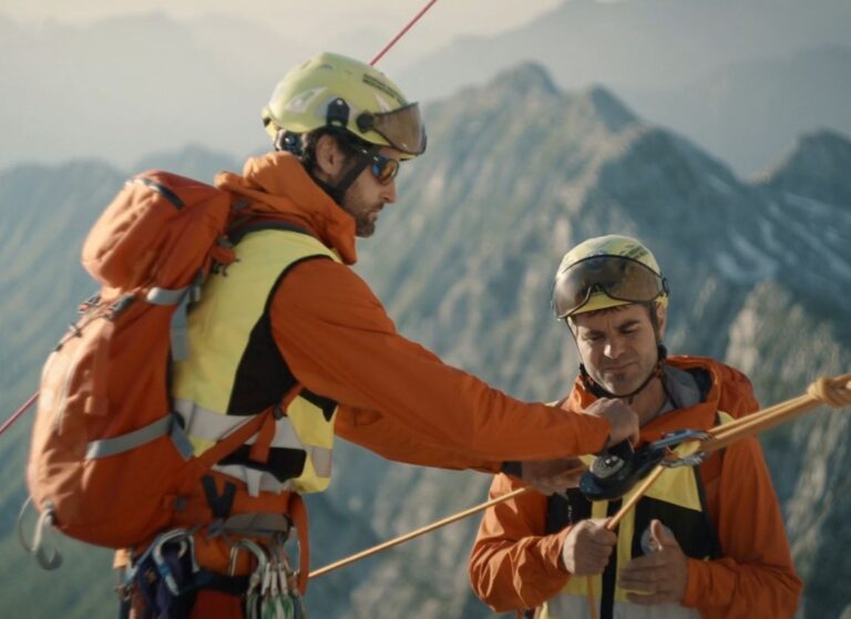 prikaz dva momka sa full opremom na planinarenju