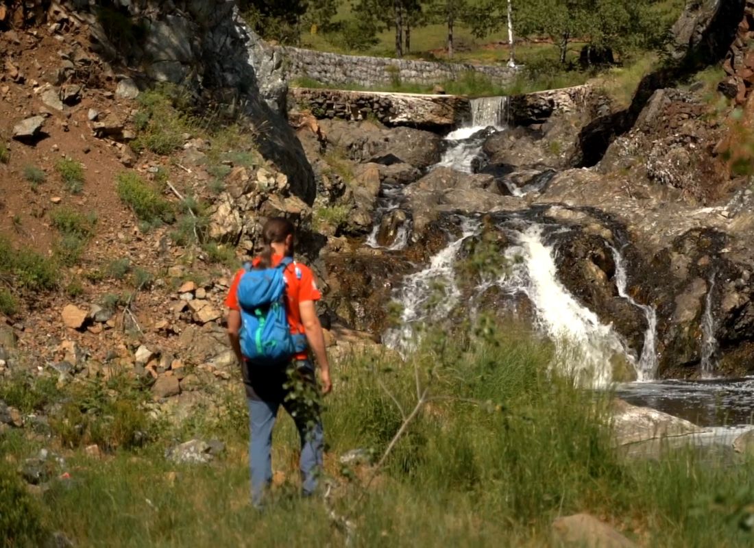 momak šeta po planinskoj stazi na zlatiboru
