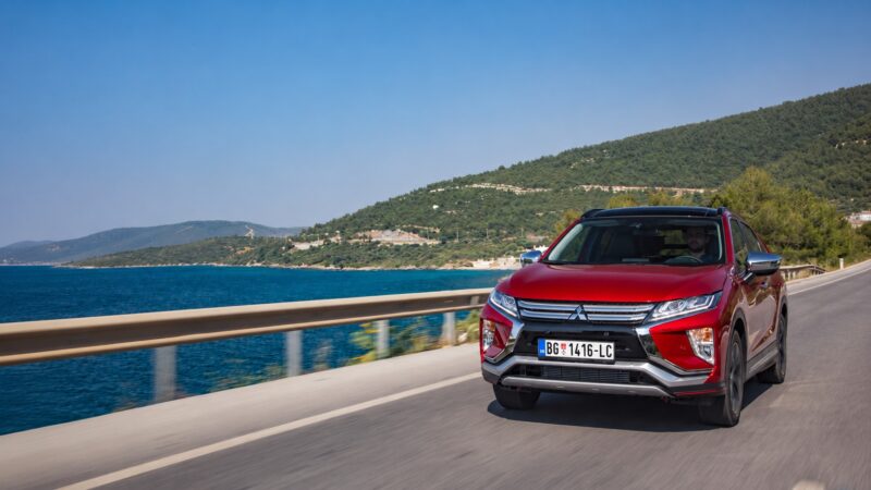 Automobil sa srpskim tablicama vozi obalom u Grčkoj tokom letnjeg putovanja