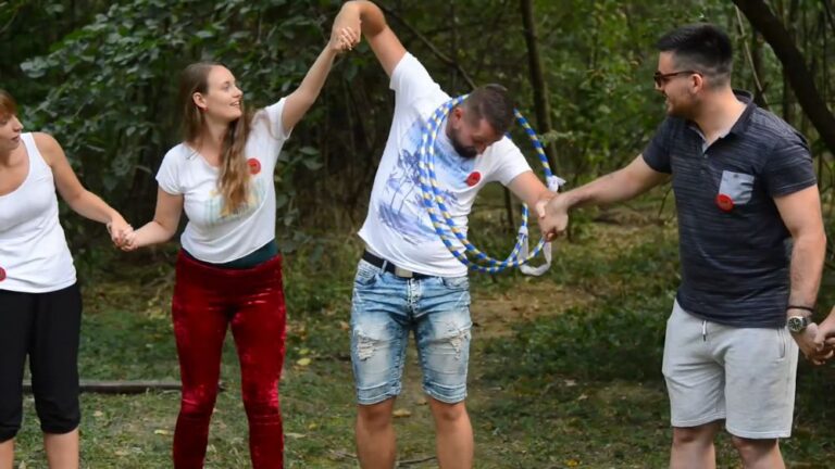Kolege učestvuju u zabavnoj team building igri u prirodi