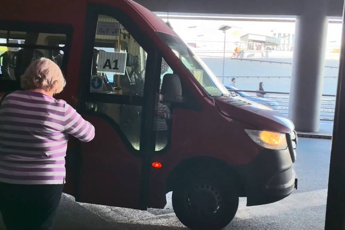 žena ulazi u minibus A1
