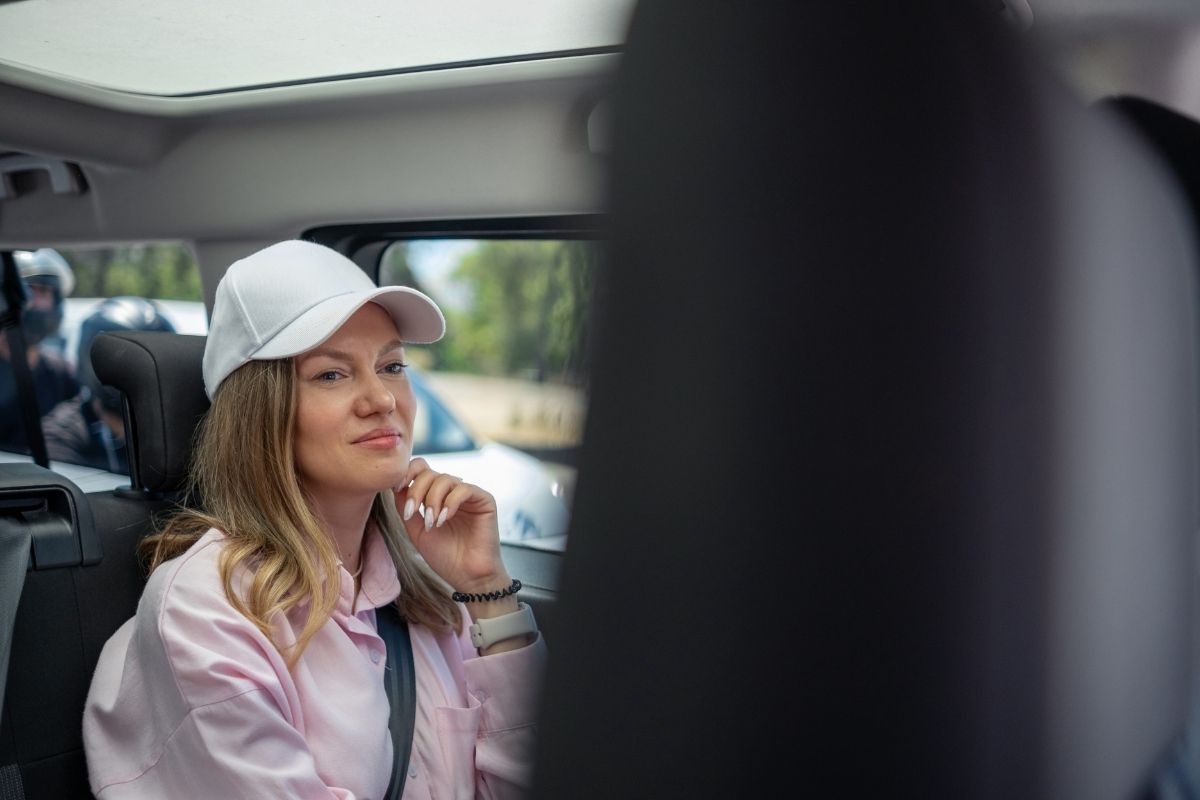 devojka sedi u privatnom transferu